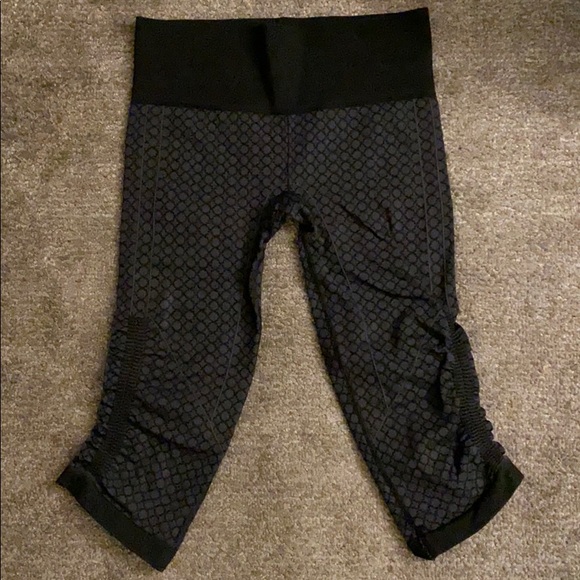 lululemon athletica Pants - Lululemon in the flow Capri RARE